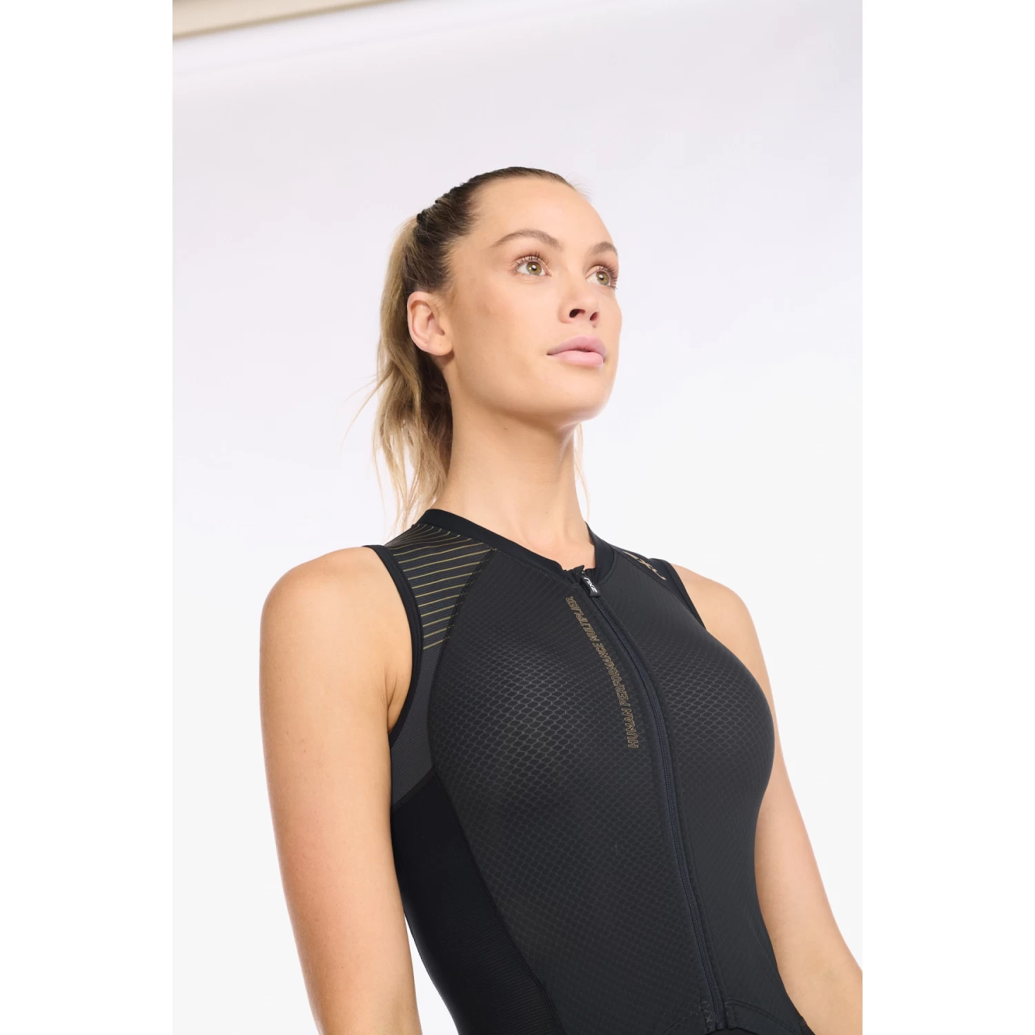2XU Light Speed Front Zip Women's Trisuit - Black/gold 4 2XU Light Speed Front Zip Women's Trisuit - Black/gold - Image 2