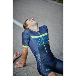 Zone3 Men's Activate Plus Revolution Short Sleeve Trisuit - Black/green 19 Zone3 Men's Activate Plus Revolution Short Sleeve Trisuit - Black/green -Aqua Fit Shop 352317 07 d 755070