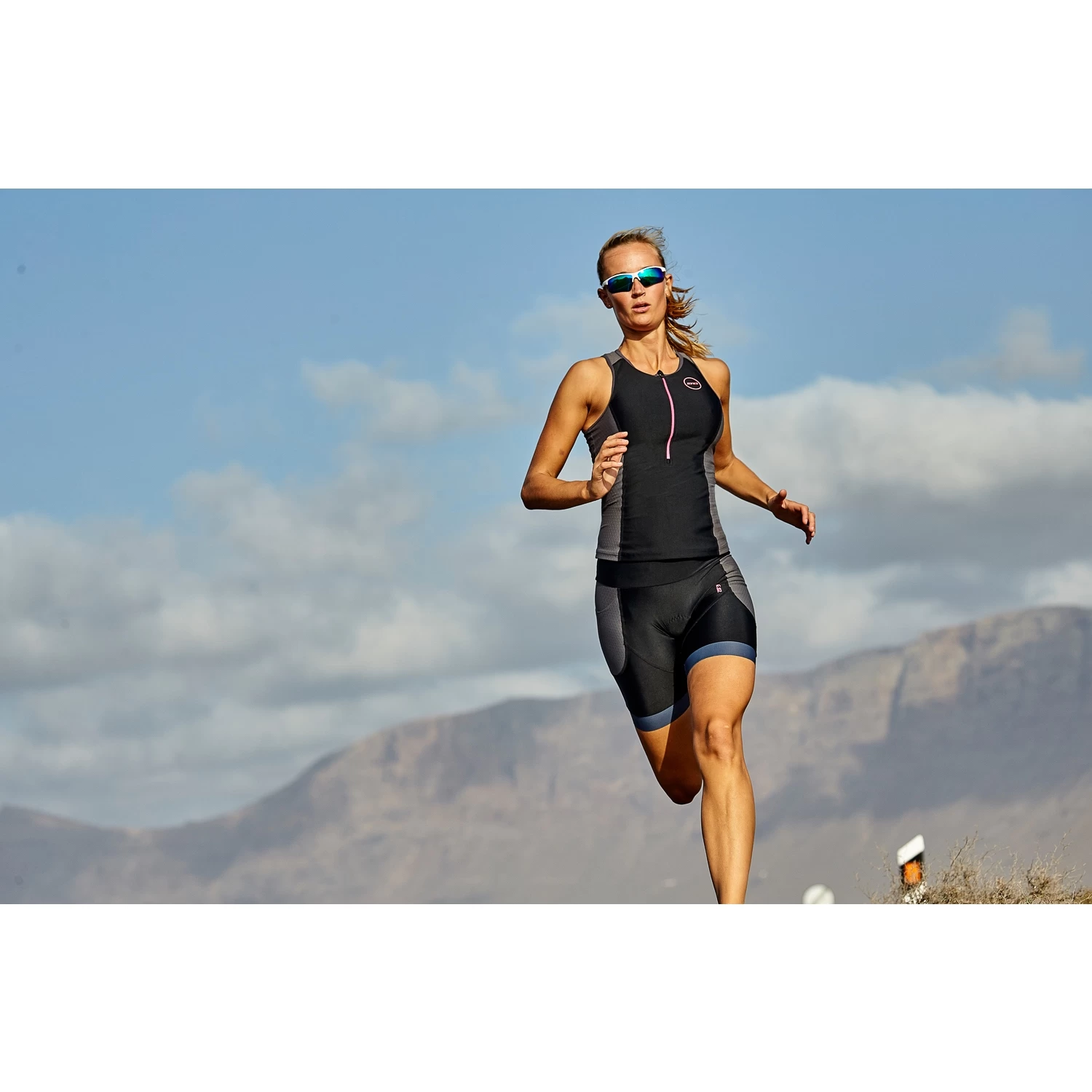 Zone3 Women's Aquaflo Plus Tri Top - Black/grey/neon Pink 6 Zone3 Women's Aquaflo Plus Tri Top - Black/grey/neon Pink - Image 4